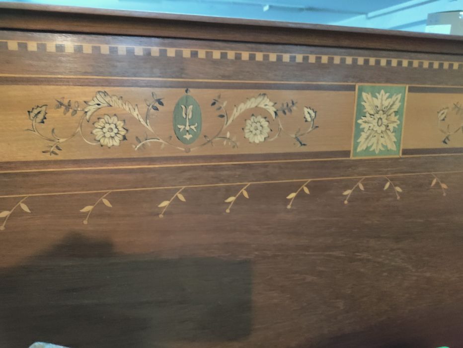 Cama de casal em madeira de vinhático com marchetaria