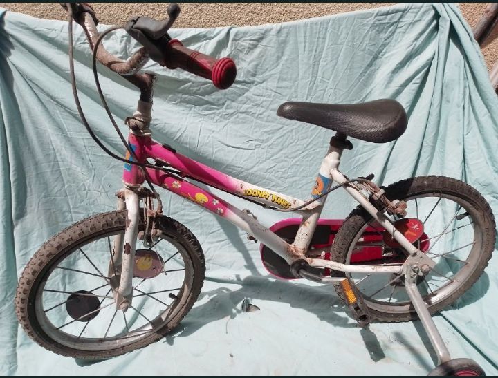2 Bicicletas de criança "Action man"e "looney tune"s