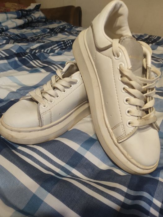 Продам фирменные кроссовки.