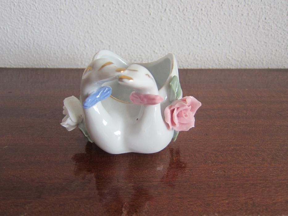 Adorno de Enfeitar dois Cisnes com Rosa pequenino