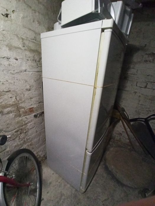 Холодильник Indesit з не працюючим компресором