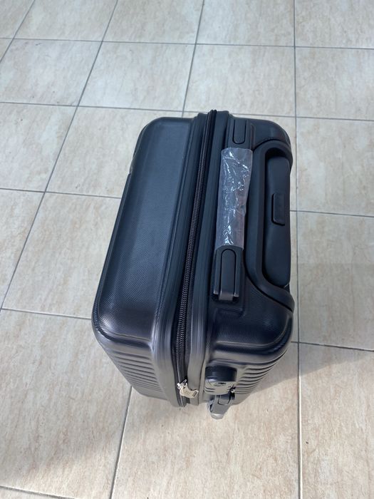 Mala de cabine preta nova em caixa