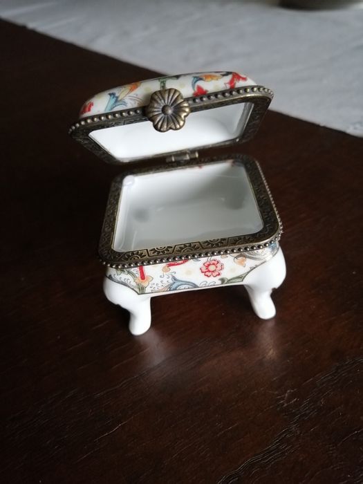 Pequena caixa em porcelana NAV