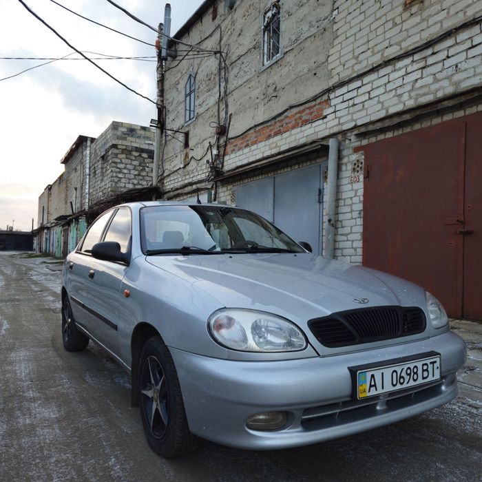 Продам свой Daewoo Lanos-Поляк.  Машина в отличном состоянии, каждый день на ходу.
Кузов весь целый, без ржавчины и коррозии. Двигатель работает ровно, масла не ест, не дымит. Коробка переключается чётко. Ходовая обслужена полностью,недавно поставил новые стойки. 
Салон чистый, ухоженный, не прокуренный. Все кнопки и электроника работают как положено. Автомобиль без вложений. Много чего перед зимой было сделано, новый радиатор печки, новый основной радиатор, вся система промыта. Потное ТО, масла фильтра... Звоните, всё расскажу..

Стоит газ  (вписан в техпаспорт)
Есть гидроуселитель руля. Кондиционер (Рабочий) Электро стеклоподъёмники.  Летняя резина на титанах+зима.  Сигнализация с центральным замком.

Машину обслуживал всегда  вовремя. Сел и поехал. Кто купит — не пожалеет.
Документы в порядке, переоформление без проблем.
Торг у капота