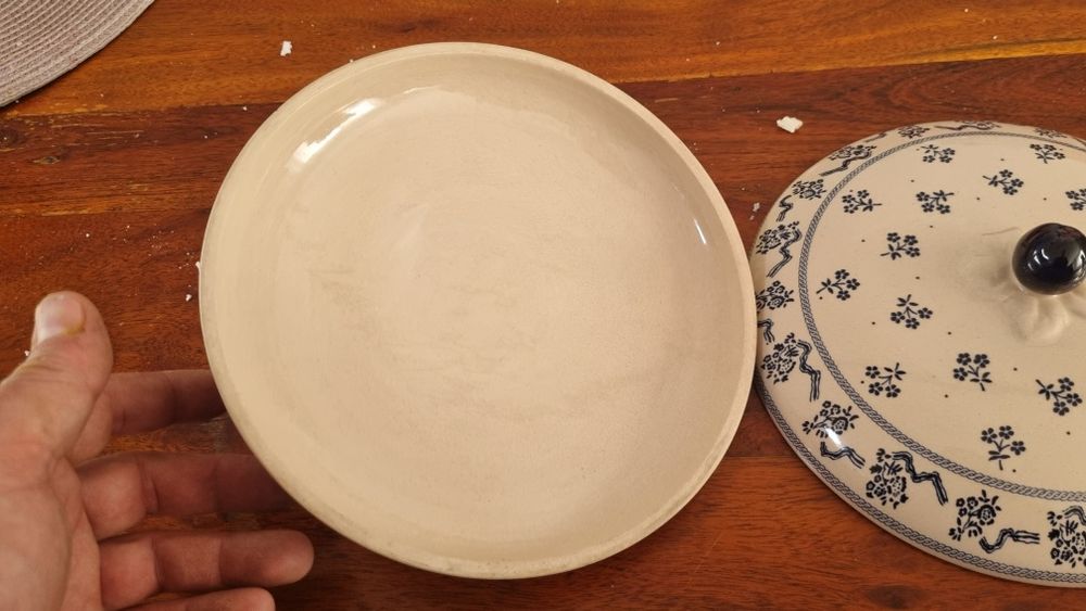 Dwie porcelanowe przykrywki do garnków wazy