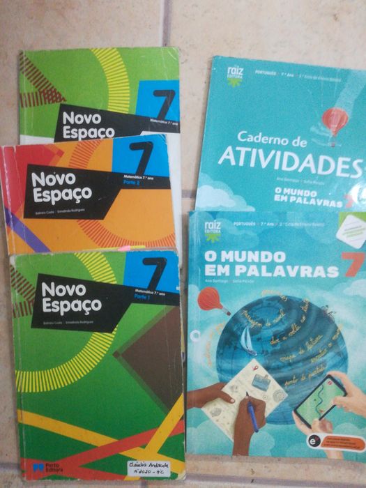 Manuais do aluno 7° ano. Só o de matemática e EMRC.  disponiveis