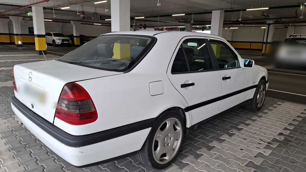 Vendo Mercedes C220d 1996 448000km.    Muito estimado..