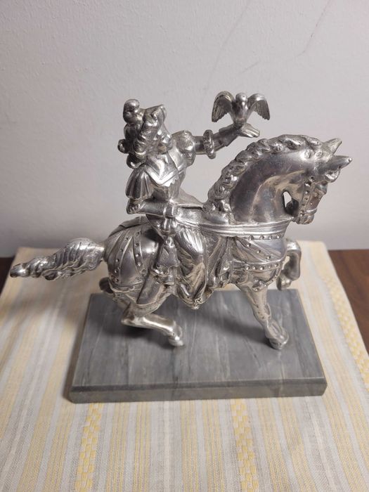 Stara figura metalowa Kobiety z sokołem na podstawie kamiennej