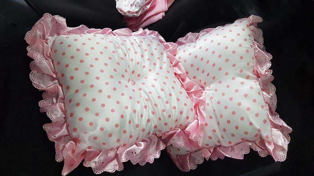 Edredão colcha rosa e branco 200x140 cm com 2 cortinados, camilha e 2 almofadas quadradas com folhos rosa
