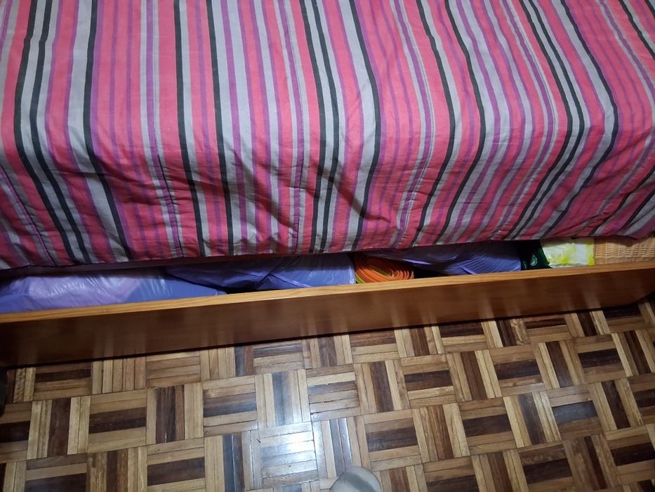 Cama em madeira e mesinha de cabeceira