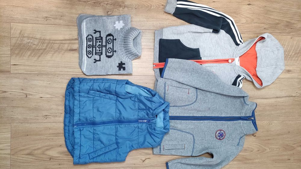 Zestaw dla chłopca ok 2-4 latka: 2 bluzy, bezrękawnik, komin