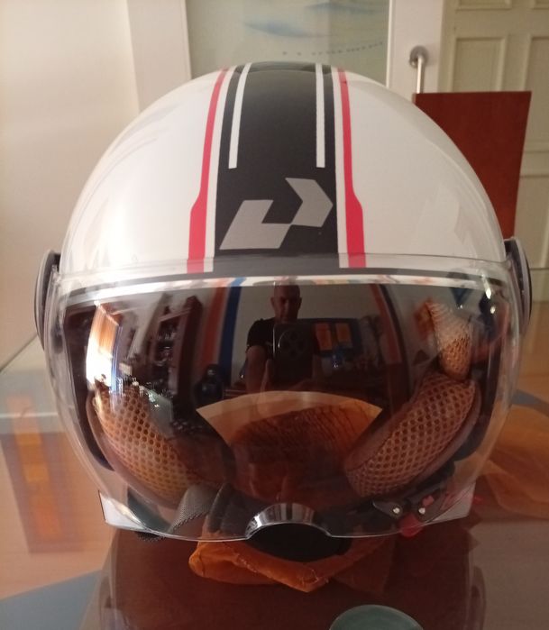 Capacete aberto com viseira e óculos