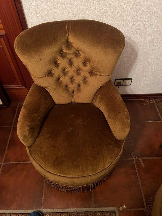 Conjunto de 2 cadeirões (maples) com mesa de Apoio e Candeeiro