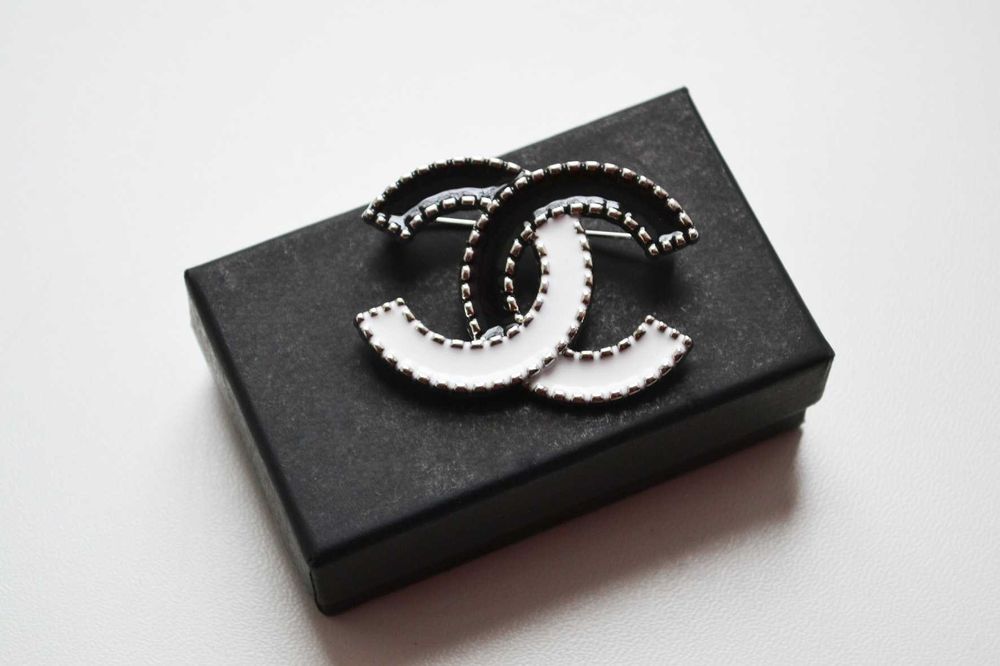 Роскошная брошь черно - белая брошка  Chanel