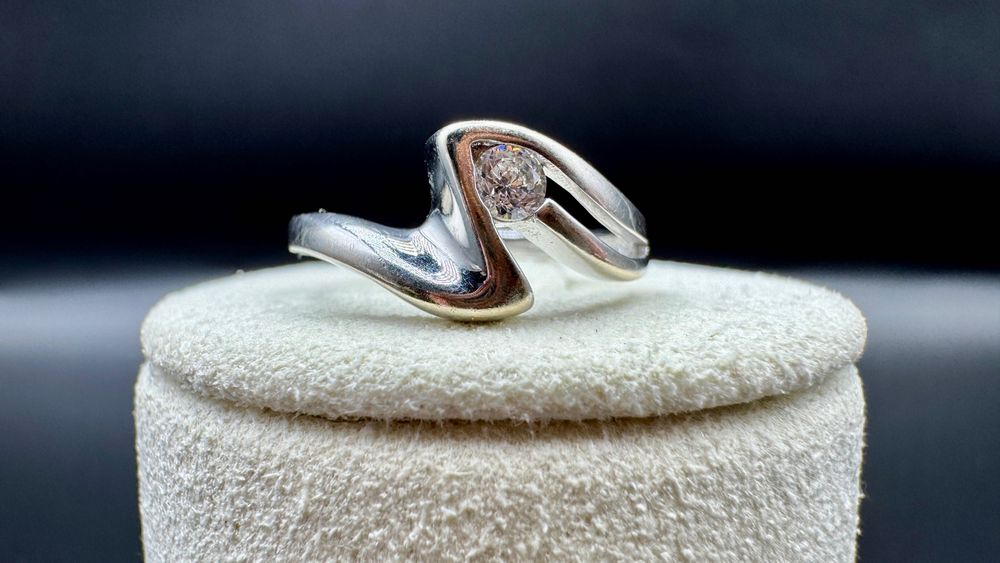 Złoty pierścionek z cyrkonią; 14ct 585, waga: 1,90g, rozmiar: 10