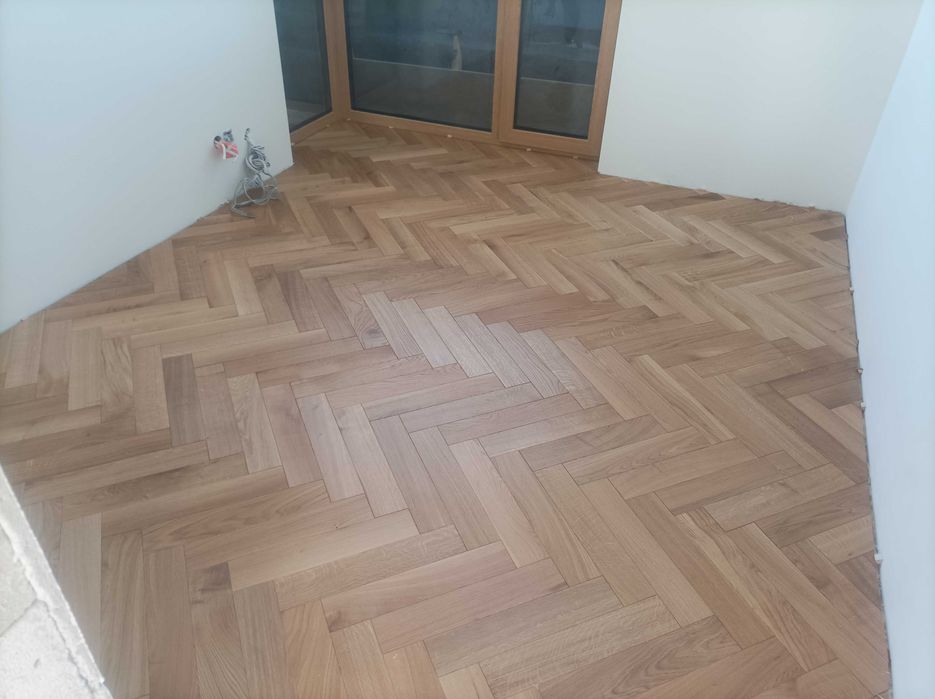 Montaż podłóg drewnianych paneli laminowanych i winylowych