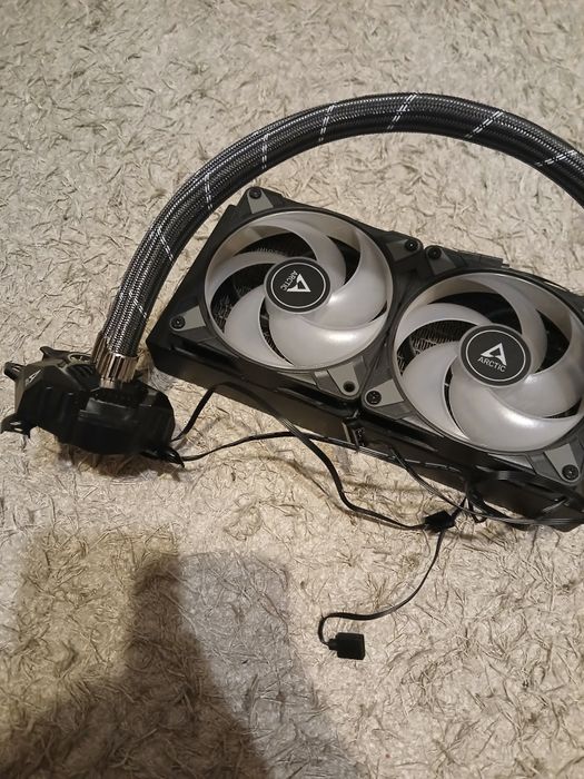 Arctic Liquid Freezer 2 ARGB i zasilacz 550w gold