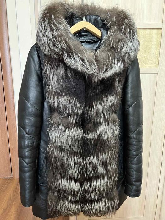 Жіноча ,шкіряна куртка з чорнобуркою