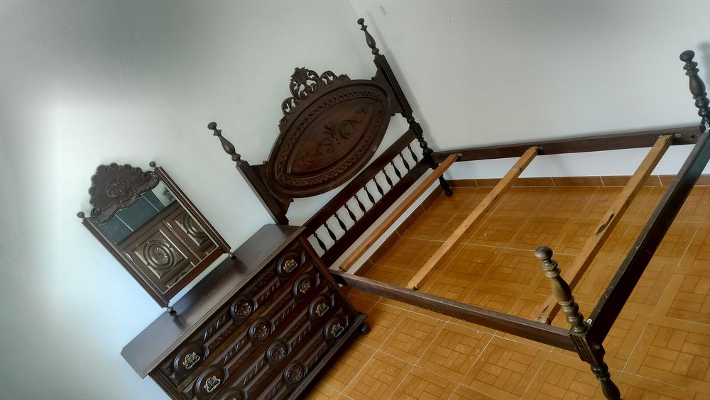 Conjunto quarto completo, roupeiro, cómoda, mesinha cabeceira , espelho e cama , tudo por 400,00