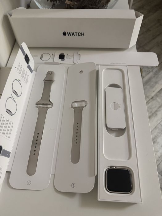 Продаю Apple Watch SE 2 44 мм GPS (Starlight) .