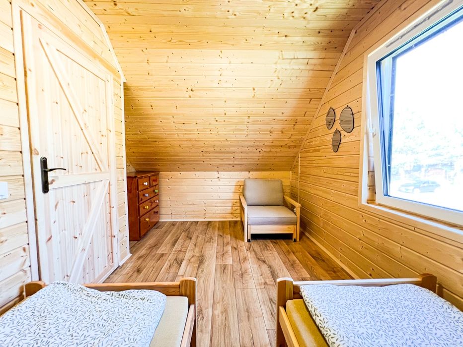 Domek drewniany całoroczny nad jeziorem z sauną i jacuzzi