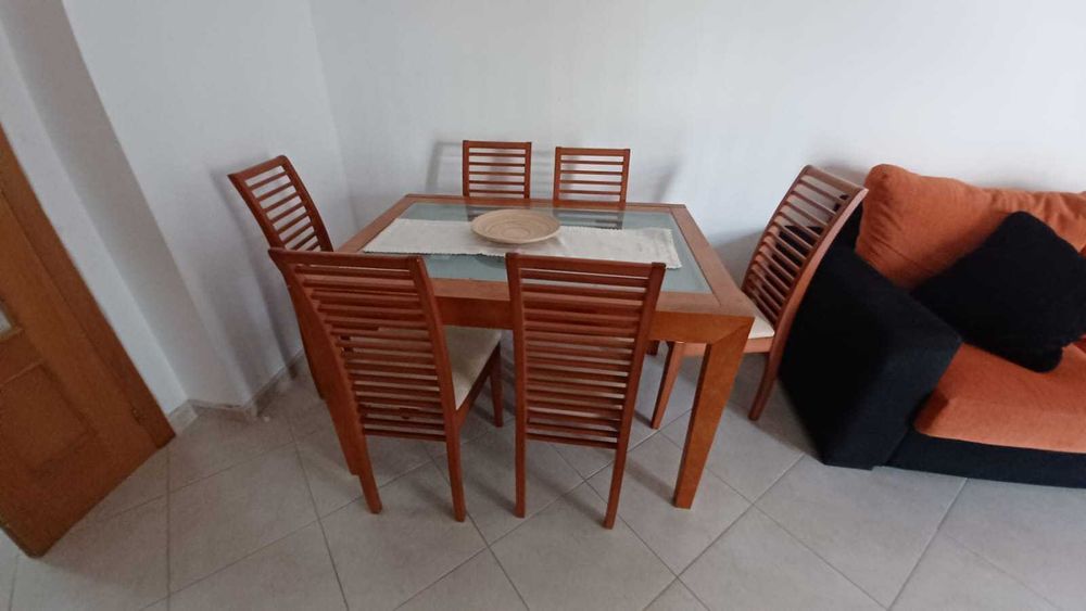 Mesa de sala de jantar com 6 cadeiras em ótimo estado de conservação