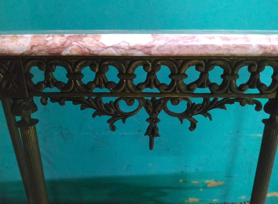 Linda Mesa Credência Mármore Rosa e Bronze