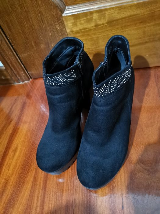 Botas pretas em camurça