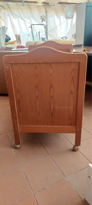 Berco castanho em madeira