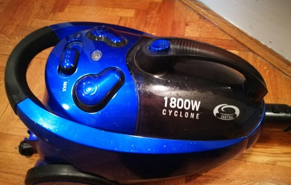 Пылесос Zanussi Cyclone контейнер .Бомба !