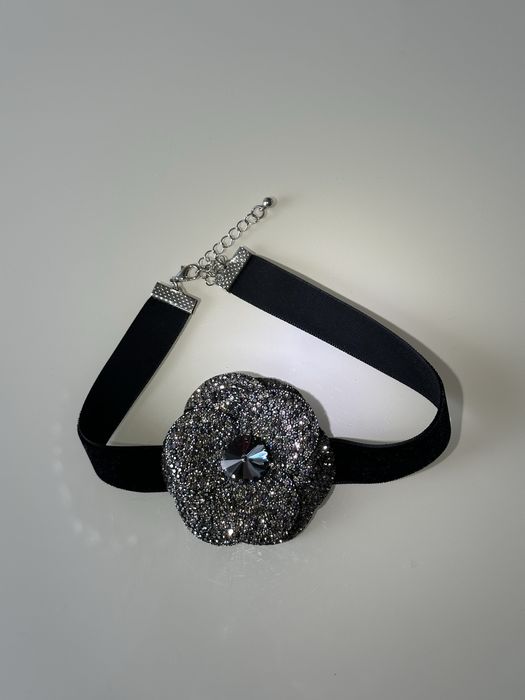 Роскошный чокер на шею с цветком усеянным камнями