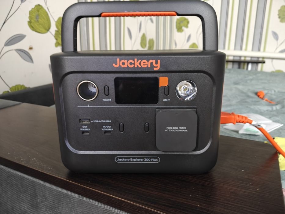 Продам зарядну станцію,Jackery Explorer  300 plus
