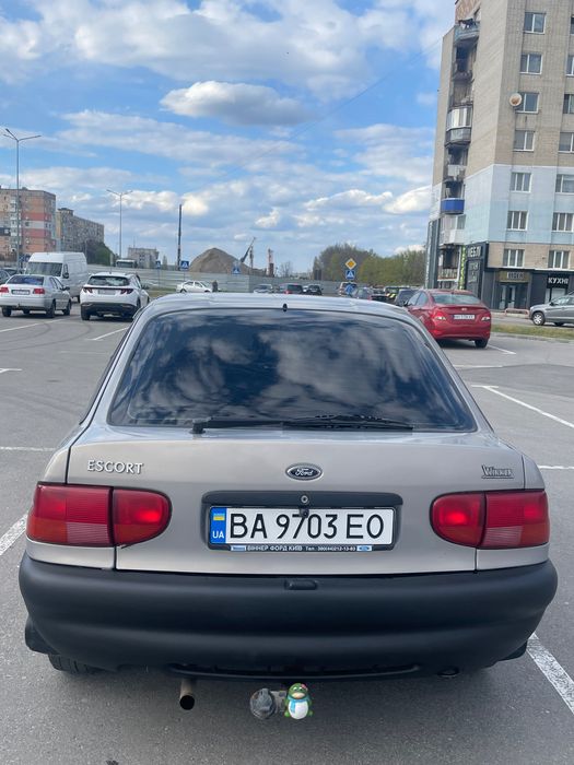 Машина Форд ескорт