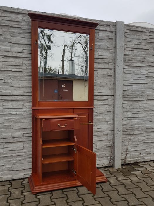 Elegancka garderoba z lustrem.