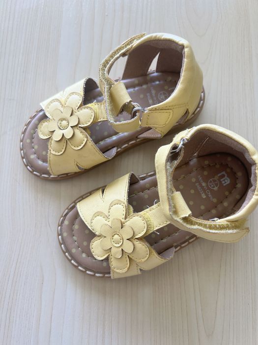 Sandalias amarelas menina tam. 24