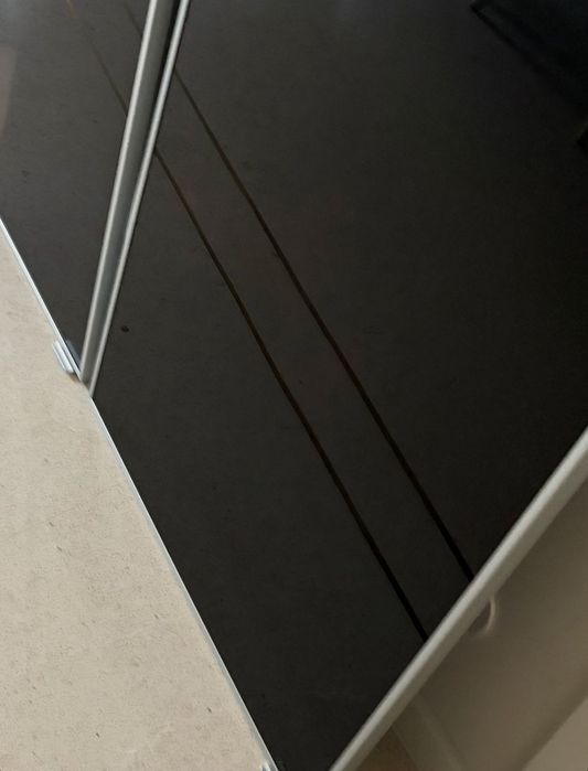 Portas IKEA JUTIS em alumínio e vidro preto armário cozinha