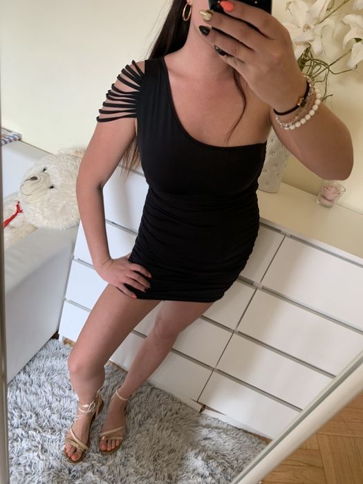 Sexy czarna marszczona na jedno ramie sznureczki sukienka mala czarna
