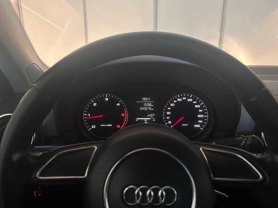 A1 sportback, carro em bom estado de conservação, conduzido por não fumador, conduzido maioritariamente em auto-estrada.