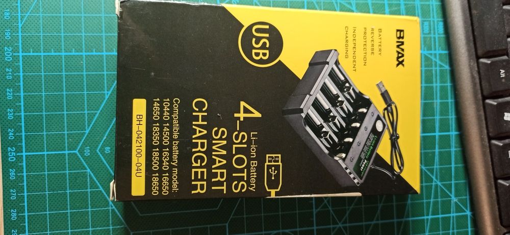 Зарядне для 18650. USB Charger. Нове
