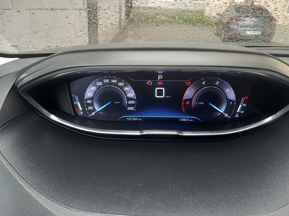 Пежо 5008 2018 року