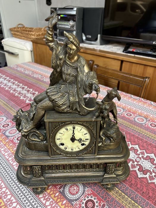 Relógio em bronze motivo caçador de corda