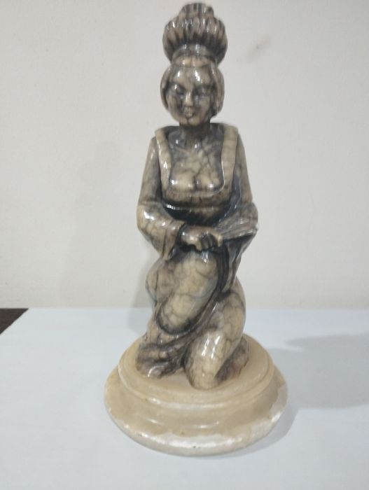 Escultura de Gueixa em pedra semi/Preciosa