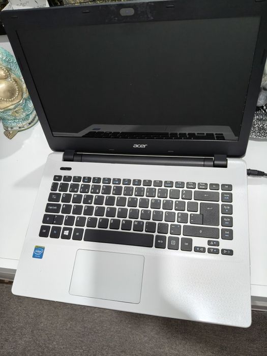 Vendo portátil Acer branco bem estimado como novo