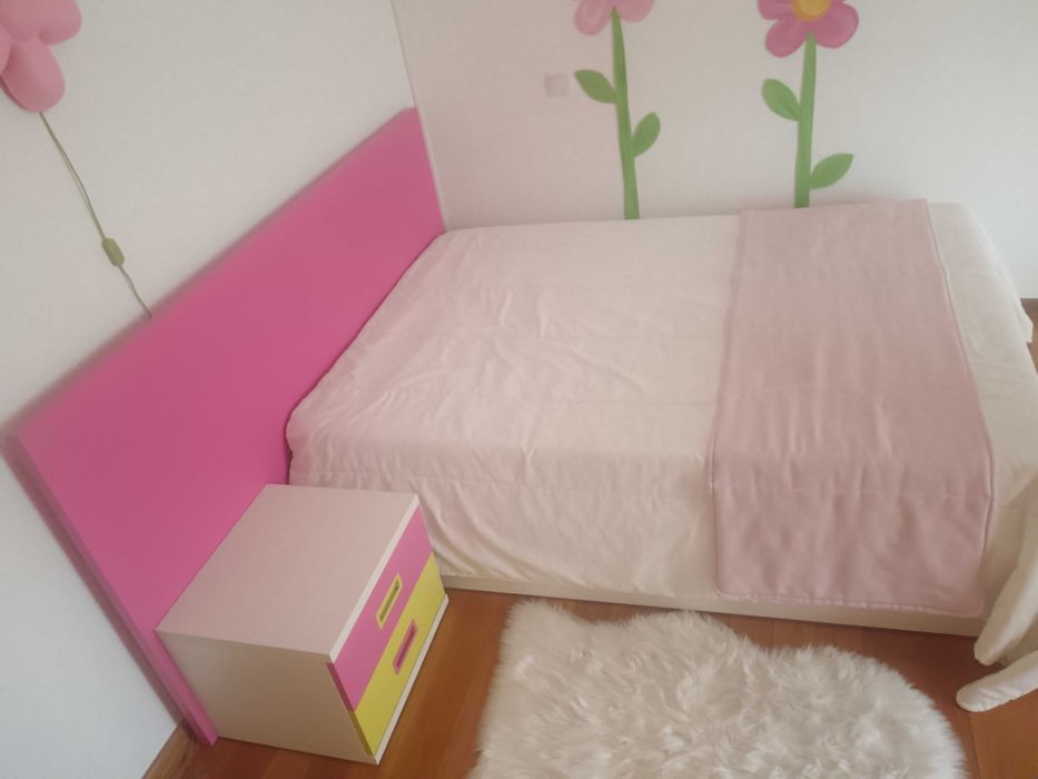 Cama, mesinha de cabeceira e estante, de menina
