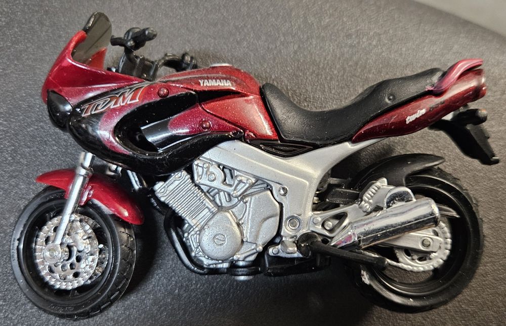 Miniatura moto Yamaha TDM 850