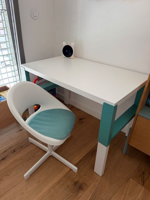 PÅHL Secretária, altura regulável branco/turquesa, 96x58 cm + LOBERGET / SIBBEN Cadeira p/secretária criança+coxim, branco/turquesa