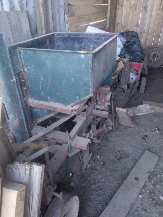 Продам картоплесаджалку під плуг