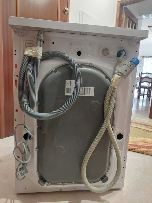 Máquina de Lavar Roupa 9 kg AEG L7FBE941Q (entrega em mão)