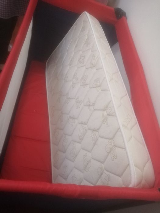 Cama bebé portátil com colchão incluído