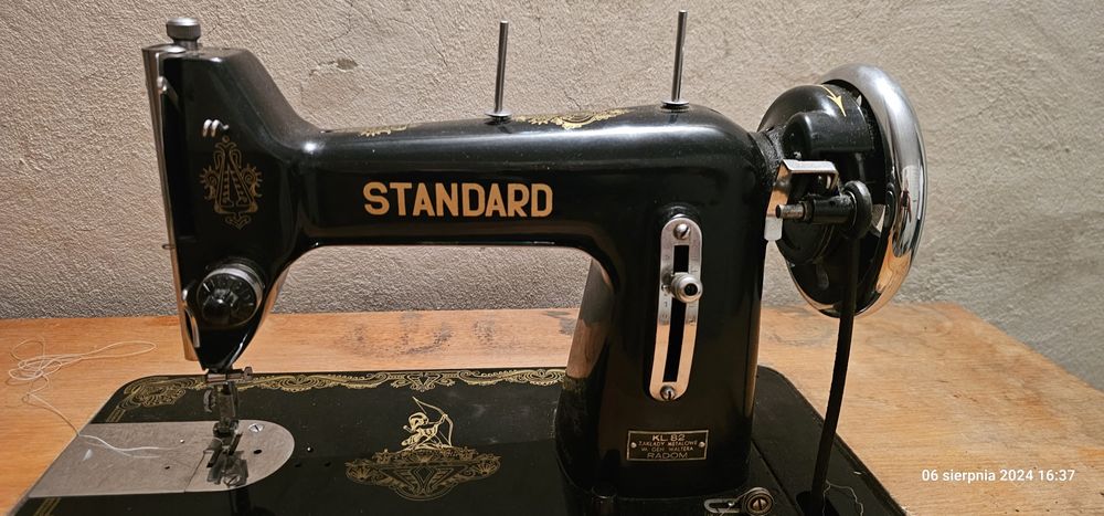 Maszyna do szycia z zabudową, produkcja Zakłady Metalowe Radom